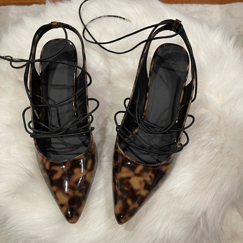 Brand new tie up, low heel shoes